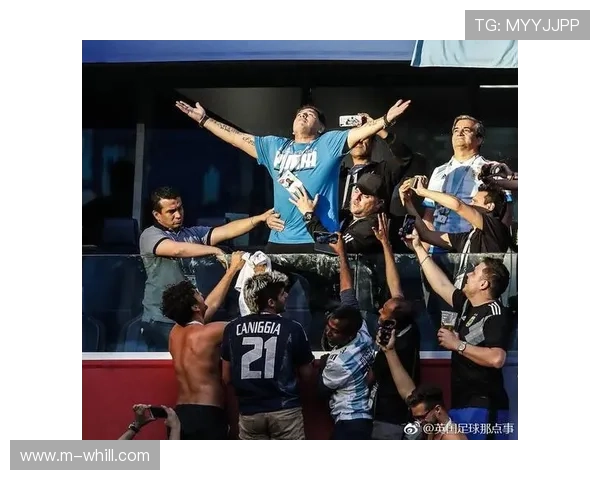 圣保罗球场球迷高举马拉多纳画像致敬传奇